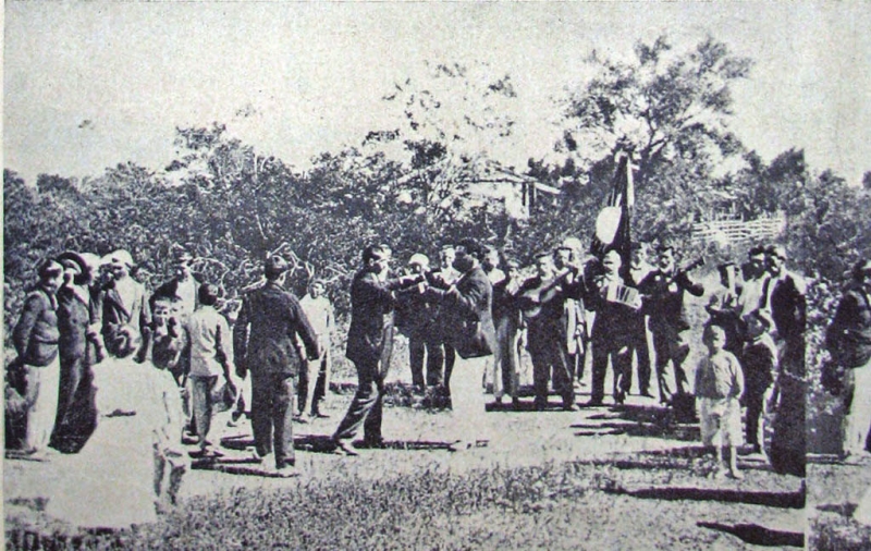 {'nm_midia_inter_thumb1':'https://www.jornaldocomercio.com/_midias/jpg/2021/08/04/206x137/1_danca_para_homens-9378924.jpg', 'id_midia_tipo':'2', 'id_tetag_galer':'', 'id_midia':'610ab13536638', 'cd_midia':9378924, 'ds_midia_link': 'https://www.jornaldocomercio.com/_midias/jpg/2021/08/04/danca_para_homens-9378924.jpg', 'ds_midia': 'Entre o material pesquisado pelo projeto Close Hist&oacute;ria do Movimento LGBTQIA+ do RS, a imagem de um baile s&oacute; para homens na Ilha da Pintada em 1910 foi localizada no Arquivo Hist&oacute;rico do Estado', 'ds_midia_credi': 'Rodrigo de Azevedo Weimer - Divulga&ccedil;&atilde;o/JC', 'ds_midia_titlo': 'Entre o material pesquisado pelo projeto Close Hist&oacute;ria do Movimento LGBTQIA+ do RS, a imagem de um baile s&oacute; para homens na Ilha da Pintada em 1910 foi localizada no Arquivo Hist&oacute;rico do Estado', 'cd_tetag': '1', 'cd_midia_w': '800', 'cd_midia_h': '506', 'align': 'Left'}