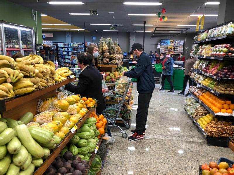 Brasil vive aceleração de preços, com alimentos entre os itens que mais pesam na renda