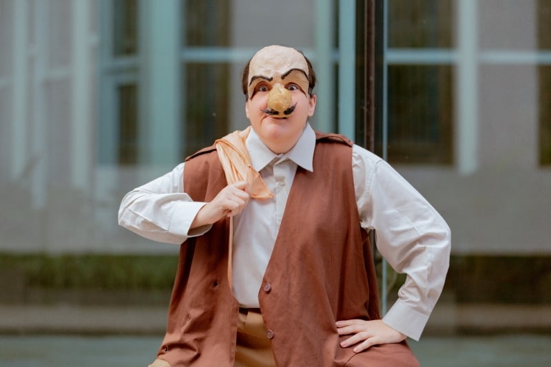 Dirigida por Cecilia Ripoll, peça faz uso de elementos cômicos e farsescos para discutir falhas da comunicação humana