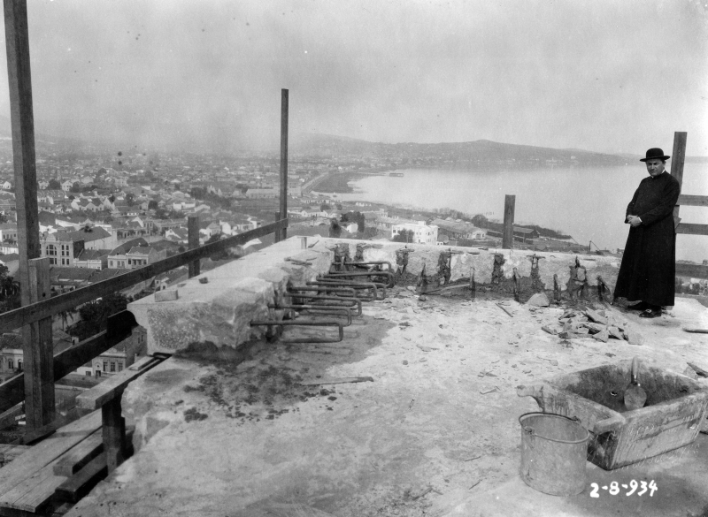 Monsenhor Balem observa obra na murada onde seriam erguidos os arcos da catedral