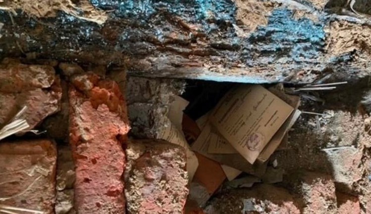 No local, historiador encontrou vários documentos do partido de Hitler, máscaras de gás e um revólver