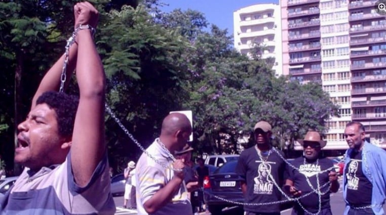 {'nm_midia_inter_thumb1':'https://www.jornaldocomercio.com/_midias/jpg/2021/08/11/206x137/1_frente_quilombola-9384898.jpeg', 'id_midia_tipo':'2', 'id_tetag_galer':'', 'id_midia':'61145f54747d7', 'cd_midia':9384898, 'ds_midia_link': 'https://www.jornaldocomercio.com/_midias/jpg/2021/08/11/frente_quilombola-9384898.jpeg', 'ds_midia': 'Imagem de manifesta&ccedil;&atilde;o da Frente Quilombola RS realizada em frente ao Pal&aacute;cio Piratini, em 2014', 'ds_midia_credi': 'Frente Quilombola RS - Divulga&ccedil;&atilde;o/JC', 'ds_midia_titlo': 'Imagem de manifesta&ccedil;&atilde;o da Frente Quilombola RS realizada em frente ao Pal&aacute;cio Piratini, em 2014', 'cd_tetag': '1', 'cd_midia_w': 100%, 'cd_midia_h': '426', 'align': 'Left'}