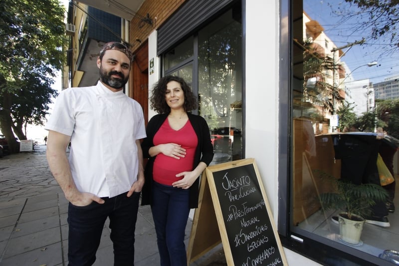 Gabriel Durante e Joana Gabech abriram a padaria Jacinto onde funcionava o Salim, dos av&oacute;s dela Foto: MARIANA ALVES/JC