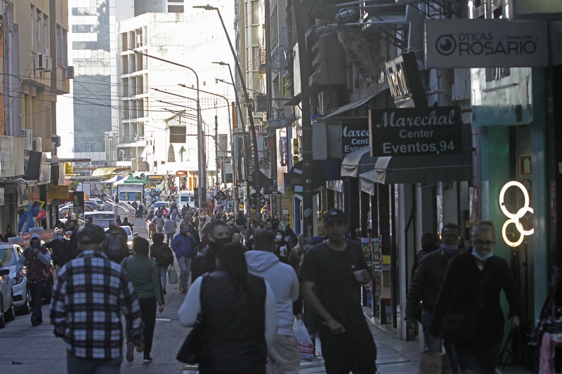 Confiança do consumidor cai 3,1 pontos em maio em comparação com abril