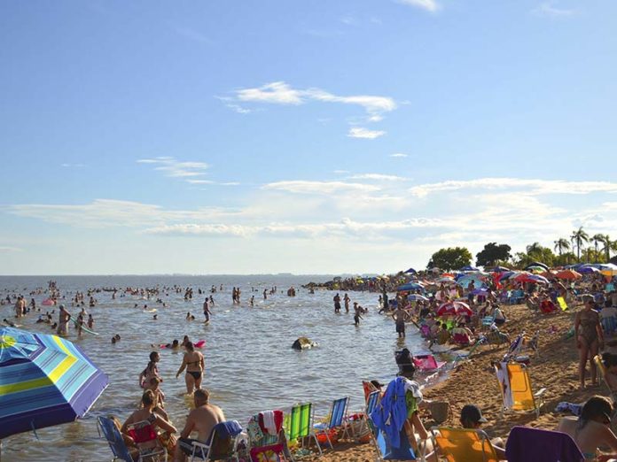 Praias de São Lourenço do Sul chamam atenção dos turistas pelas águas calmas e rasas, ideal para crianças 