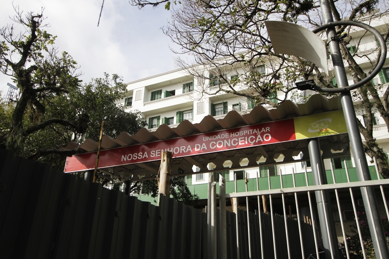 Testaram positivo para a doença 75 pacientes e 35 profissionais de saúde