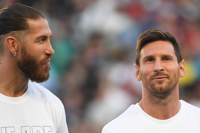 Sergio Ramos e Lionel Messi durante a apresentação neste sábado (14)
