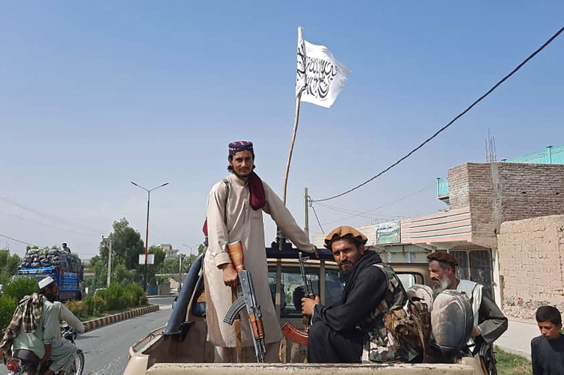 Fundamentalistas islâmicos retornaram à capital afegã pela primeira vez desde  expulsão em outubro de 2001