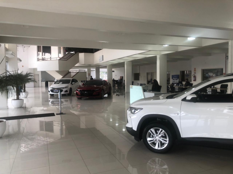 Loja de novos em Canoas ostenta vazio deixado pela ausência do modelo da GM no salão
