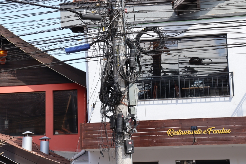 Se companhias de telefonia e internet não retirarem fios no prazo, a RGE estará autorizada a retirá-los