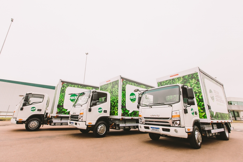 Com a operação inicial de três caminhões elétricos na logística, haverá uma redução de 2,04% nas emissões atmosféricas da empresa