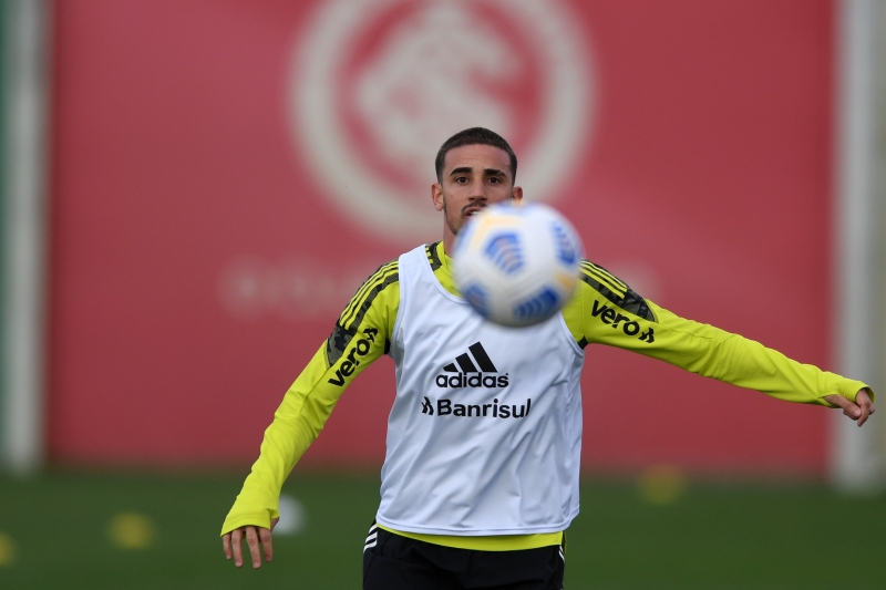 Dispensado do jogo contra o Flu, atacante não se apresentou nesta segunda-feira (16)