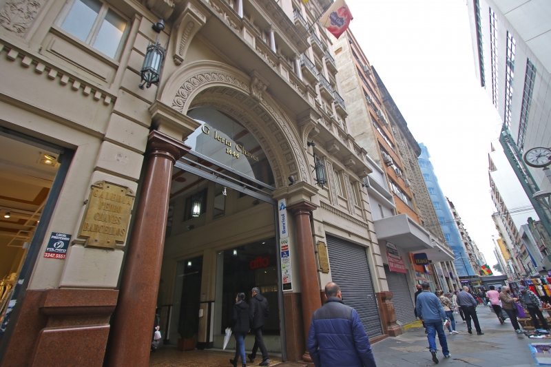 Leonel Brizola trabalhou trocando moedas na Galeria Chaves na Rua da Praia