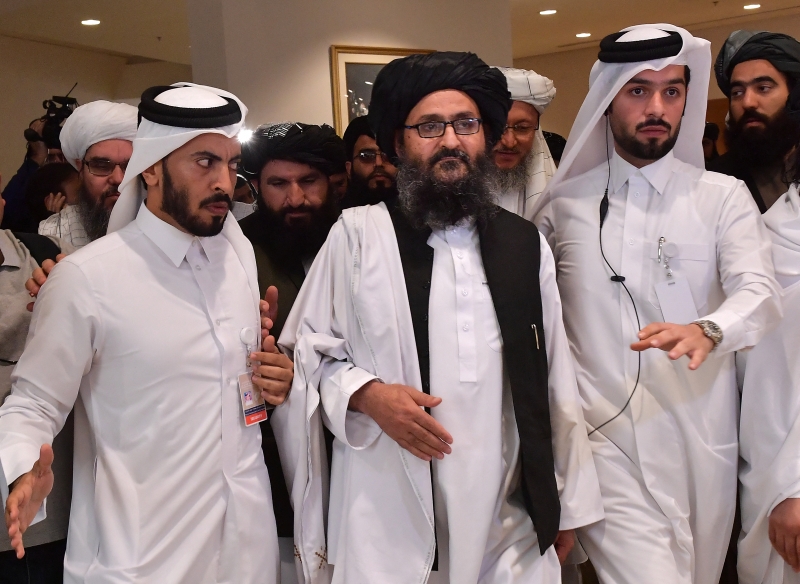 Abdul Ghani Baradar (centro) deve liderar as negociações para a formação de um governo do grupo fundamentalista islâmico