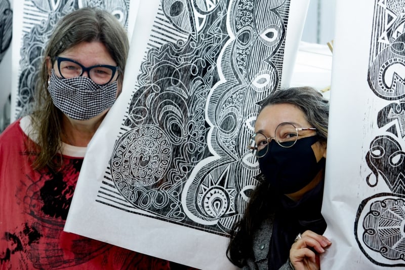 Cláudia Sperb e Susie Prunes promovem projeto com xilogravura e bordado