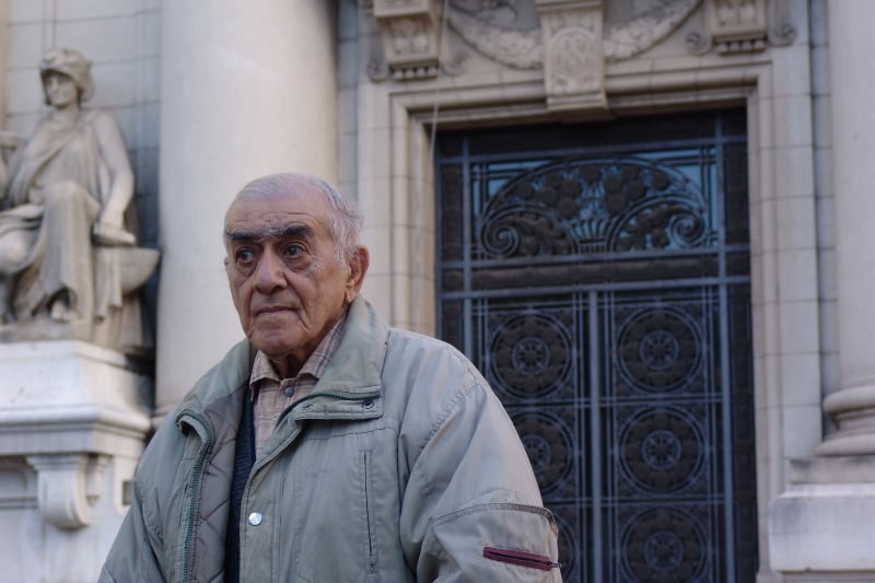 Capitão Emilio Neme, que posa em frente ao Piratini, era chefe da Casa Militar de Leonel Brizola