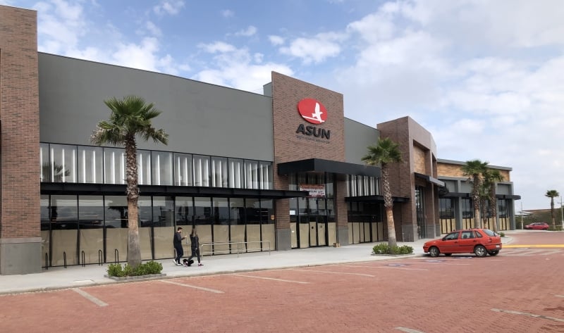 A filial ocupa o maior espaço em um pequeno mall localizado na entrada da cidade litorânea