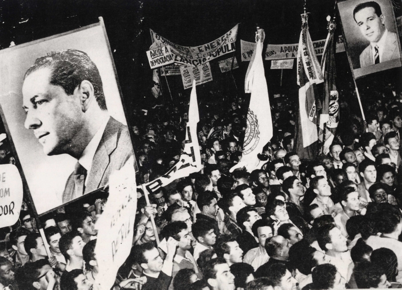 Mobilização popular da Campanha da Legalidade defronte ao Palácio Piratini, no Centro de Porto Alegre em 1961