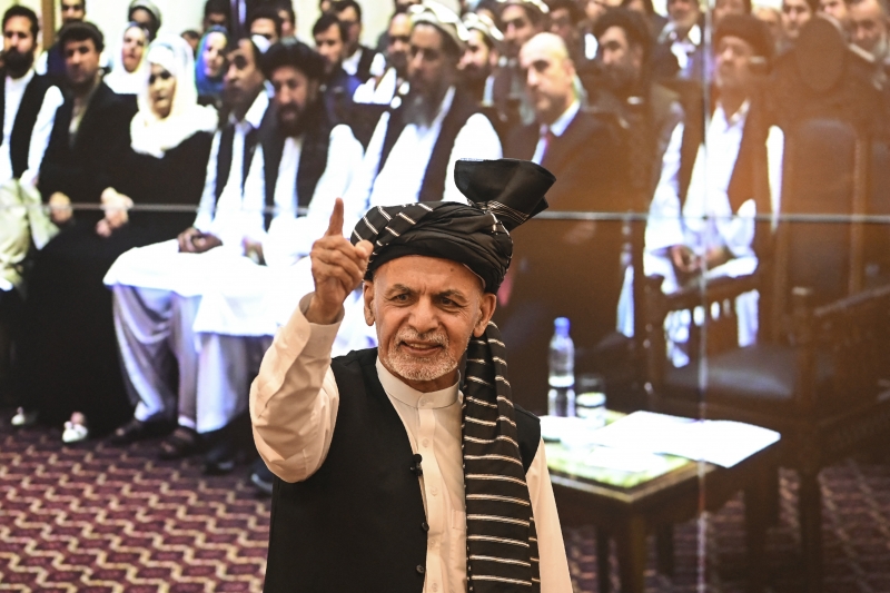 Ghani não renunciou formalmente ao cargo, apesar de ter deixado o país e ter perdido o poder de fato