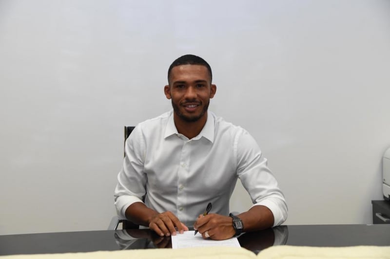 Nesta quarta-feira (18), Juan Jesus assinou o contrato logo depois de passar por exames médicos