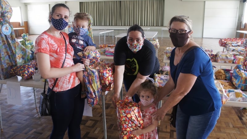 Voluntários e comunidade atendida durante uma das ações do Mão Amiga, que completa 12 anos