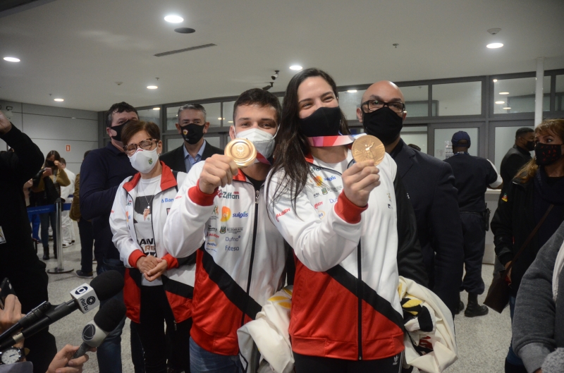 Atletas Daniel Cargnin e Mayra Aguiar retornaram de Tóquio com medalhas