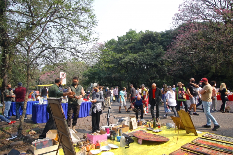 {'nm_midia_inter_thumb1':'https://www.jornaldocomercio.com/_midias/jpg/2021/08/22/206x137/1_lp_220821___brique_da_redencao__27_-9393057.jpg', 'id_midia_tipo':'2', 'id_tetag_galer':'', 'id_midia':'61226fda376b2', 'cd_midia':9393057, 'ds_midia_link': 'https://www.jornaldocomercio.com/_midias/jpg/2021/08/22/lp_220821___brique_da_redencao__27_-9393057.jpg', 'ds_midia': 'Fotos do Brique da Redenção depois da retomada das atividades  ', 'ds_midia_credi': 'LUIZA PRADO/JC', 'ds_midia_titlo': 'Fotos do Brique da Redenção depois da retomada das atividades  ', 'cd_tetag': '1', 'cd_midia_w': '800', 'cd_midia_h': '533', 'align': 'Left'}