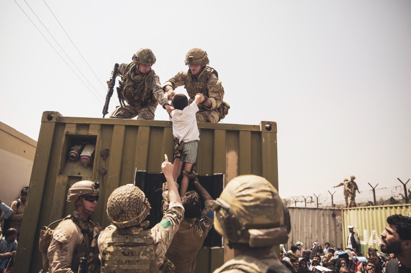 Soldados britânicos estão em Cabul ajudando com a evacuação de ocidentais