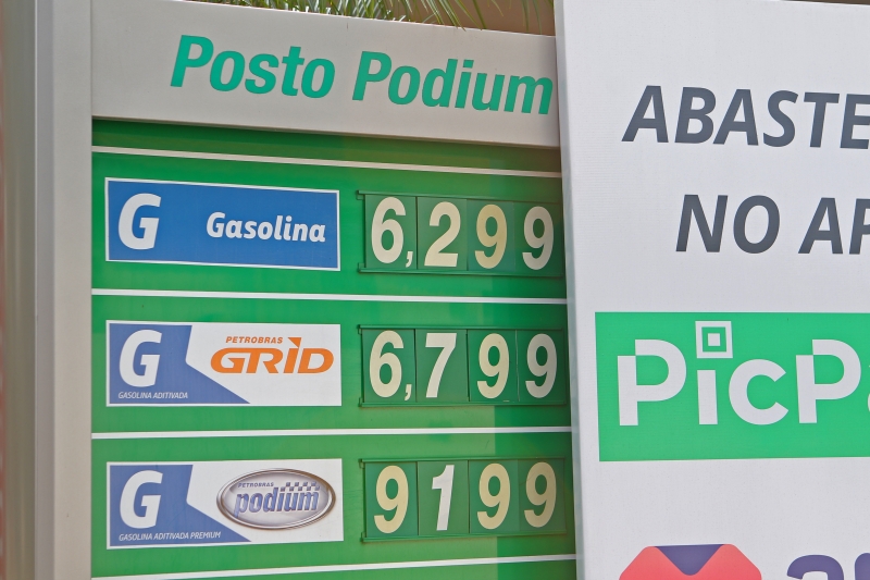 Combust�vel, que registrou m�dia de R$ 4,8 no inicio do ano, j� est� acima de R$ 6,2 o litro