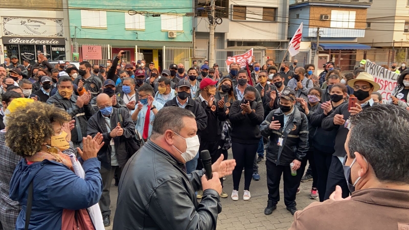 Manifestação ocorreu em frente à garagem da Carris na manhã desta segunda-feira (23)