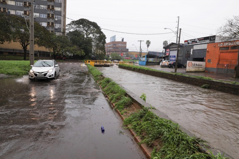 Grande volume de chuva que caiu na Capital elevou o nível das águas do canal