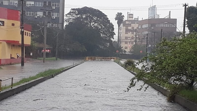 Alagamentos históricos no bairro Sarandi são agravados pelo descarte irregular de lixo