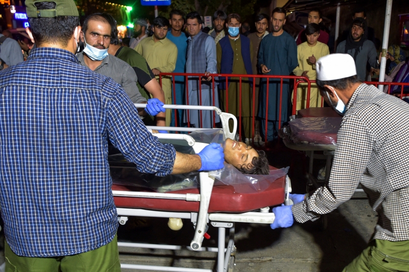 Testemunhas relataram várias mortes entre os afegãos, muitos dos quais estavam tentando entrar no aeroporto