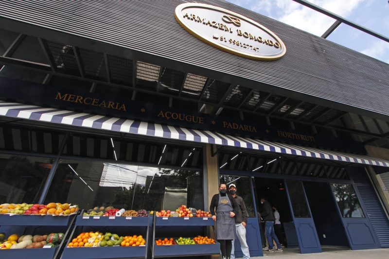 O Armaz&eacute;m Bomgado &eacute; administrado por Ana e o marido, Fabiano Foto: ANDRESSA PUFAL/JC
