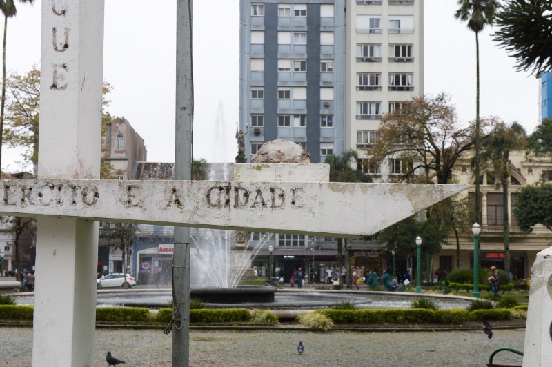 Monumento fica na praça Dante Alighieri, a principal da cidade