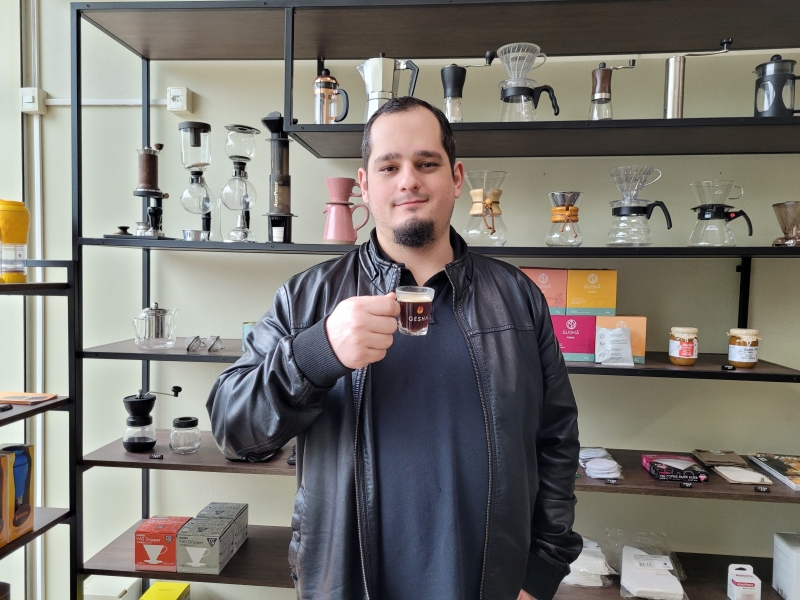 Arthur Astarita Bazacas é dono da Gesha Cafés de Origem, que, além de site próprio, abriu loja física e acabou se aproximando de clientela da cidade que ainda não consumia da marca Foto: Arquivo Pessoal/Divulgação/JC