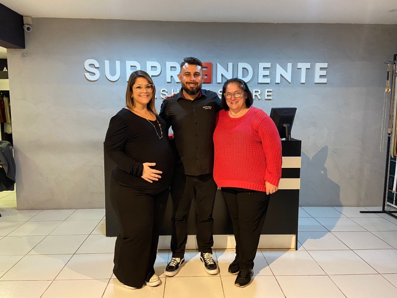 Loja Surpreendente, de Campo Bom, é comandada por Jennifer Pereira Figueiró, o marido e a mãe Foto: Arquivo Pessoal/Divulgação/JC