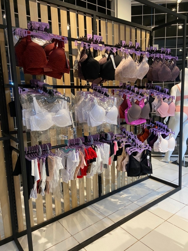 Loja Surpreendente é comandada por Jennifer, Cristiano e Maria Foto: Arquivo Pessoal/Divulgação/JC