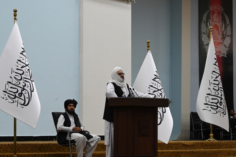 'O povo do Afeganistão continuará tendo ensino superior de acordo com as regras da sharia, que proíbe classes mistas', afirmou Haqqani