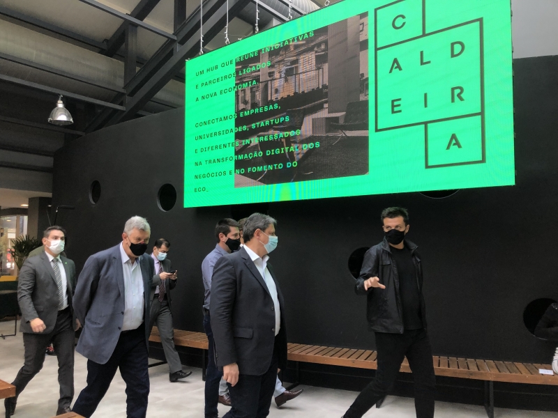 {'nm_midia_inter_thumb1':'https://www.jornaldocomercio.com/_midias/jpg/2021/08/30/206x137/1_43991b17_da07_4687_a3ff_8bfd8d0da211-9400319.jpeg', 'id_midia_tipo':'2', 'id_tetag_galer':'', 'id_midia':'612ce5f7423a4', 'cd_midia':9400319, 'ds_midia_link': 'https://www.jornaldocomercio.com/_midias/jpg/2021/08/30/43991b17_da07_4687_a3ff_8bfd8d0da211-9400319.jpeg', 'ds_midia': 'Inovação - visita do ministro da Infraestrututira, Tarcísio Gomes de Freitas, ao Instituto Caldeira - em Porto Alegre - hub de inovação - passeio pela instalação ', 'ds_midia_credi': 'PATRICIA COMUNELLO/ESPECIAL/JC', 'ds_midia_titlo': 'Inovação - visita do ministro da Infraestrututira, Tarcísio Gomes de Freitas, ao Instituto Caldeira - em Porto Alegre - hub de inovação - passeio pela instalação ', 'cd_tetag': '1', 'cd_midia_w': '800', 'cd_midia_h': '600', 'align': 'Left'}