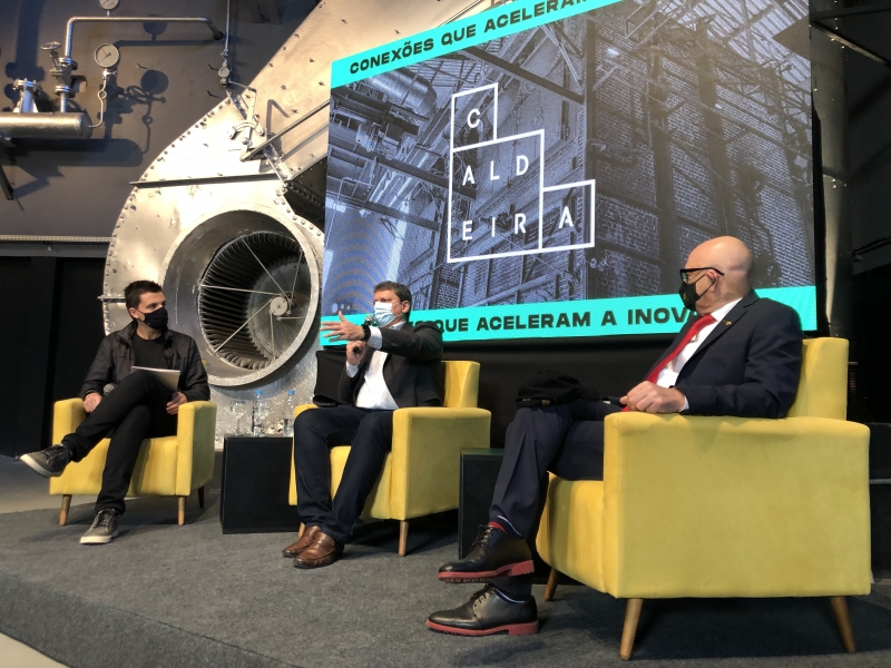 Freitas (centro) elogiou as instalações do Instituto Caldeira, que firmou cooperação com a Fetransul 