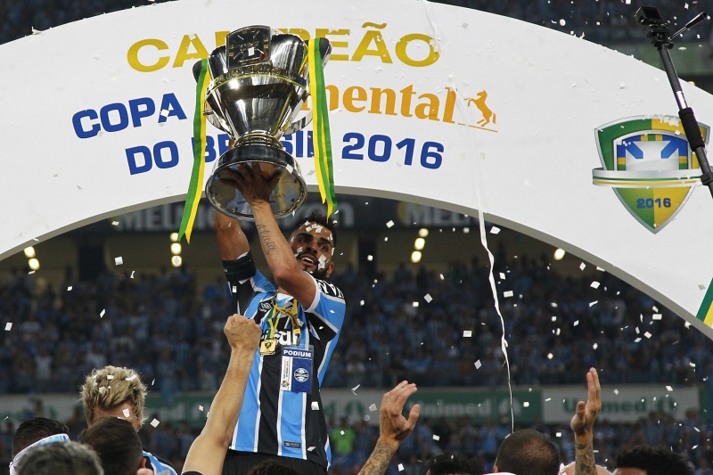 Maicon foi o capitão da conquista da Copa do Brasil, em 2016