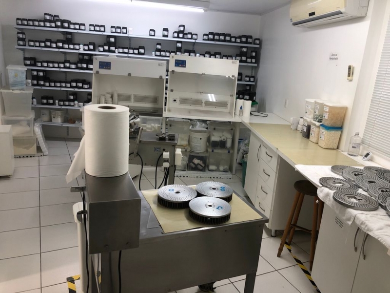 Com filial em Novo Hamburgo e Sapiranga, a Apoteka contabiliza quatro laboratórios e uma farmácia Foto: APOTEKA/REPRODUÇÃO/JC