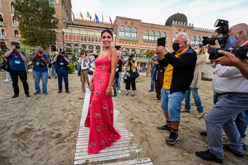 Atriz italiana Serena Rossi posa para fotógrafos na praia do Hotel Excelsior no Lido de Veneza