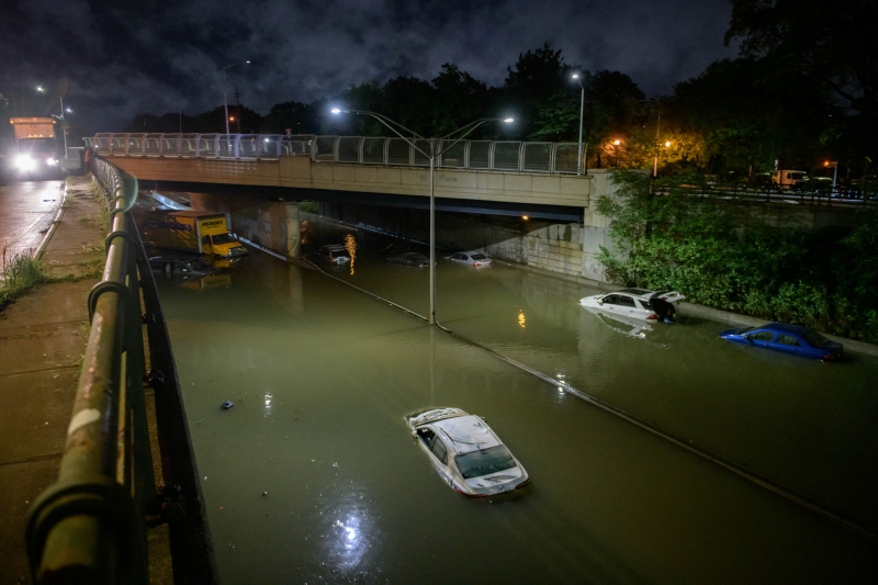 A chuva que atingiu a cidade deixou carros boiando nas ruas em bairros como o Brooklyn