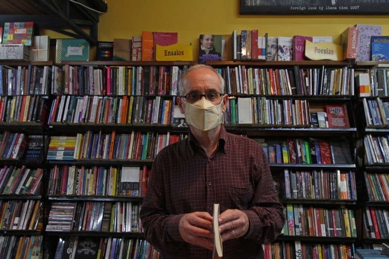Leitor inveterado e proprietário da Bamboletras, Milton Ribeiro lança Abra e leia, seu primeiro livro de contos