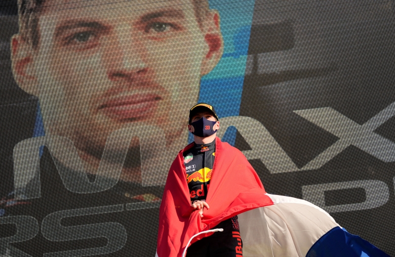 Holandês da Red Bull passeou na prova e superou o inglês Lewis Hamilton mais uma vez