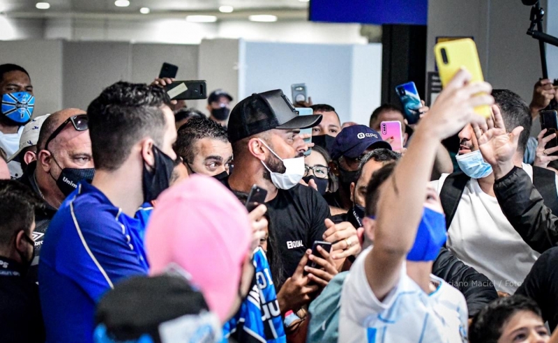 Centenas de torcedores se aglomeraram no aeroporto para homenagear o jogador
