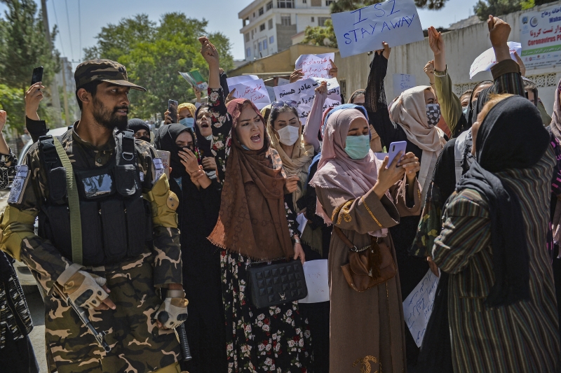 Dezenas de mulheres participaram de protesto em frente à embaixada do Paquistão