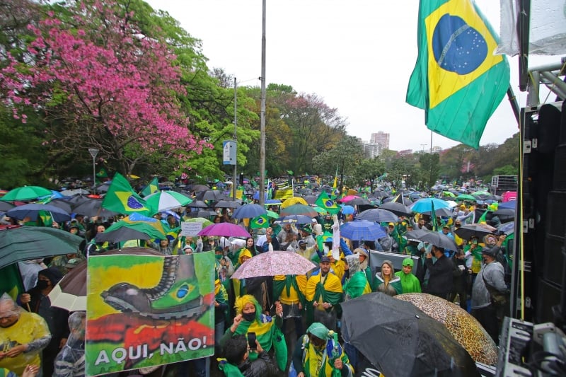 Manifestantes exibiram bandeiras do Brasil em ato no Parque Moinhos de Vento